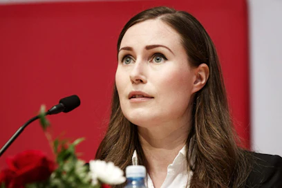 Marin esitti SDP:n 120-vuotisjuhlassa viime vuonna, että puolue ajaisi työajan lyhentämistä kuuteen tuntiin nykyisestä kahdeksasta. Marin toimi tuolloin liikenne- ja viestintäministerinä. LEHTIKUVA / RONI REKOMAA