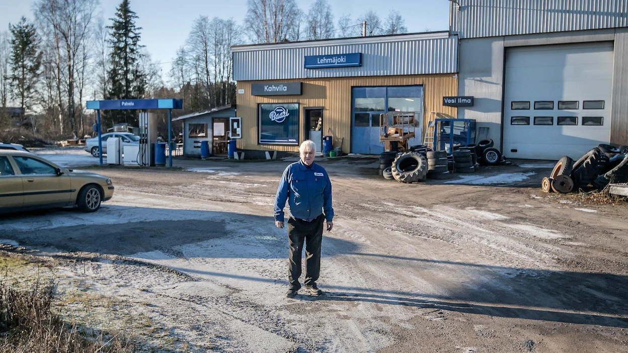 Aaro Mäkynen oli itse 12-vuotiaana tekemässä tiiliä, kun hänen isänsä rakensi huoltoaseman vuonna 1961.