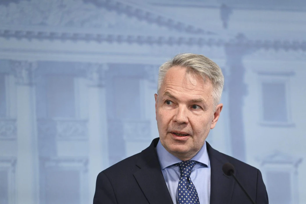 Valiokunnan on tarkoitus ottaa mietinnössään kantaa siihen, toimiko ulkoministeri Pekka Haavisto lainvastaisesti tehdessään al-Holin leirin suomalaisiin liittyviä ratkaisuja. LEHTIKUVA / HEIKKI SAUKKOMAA