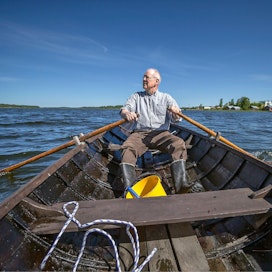 Antti Tuuri viihtyy näissä merenkurkun maisemissa. Kirjailijalla on useita veneitä, mutta vastatervatussa soutuveneessä on sitä jotain.