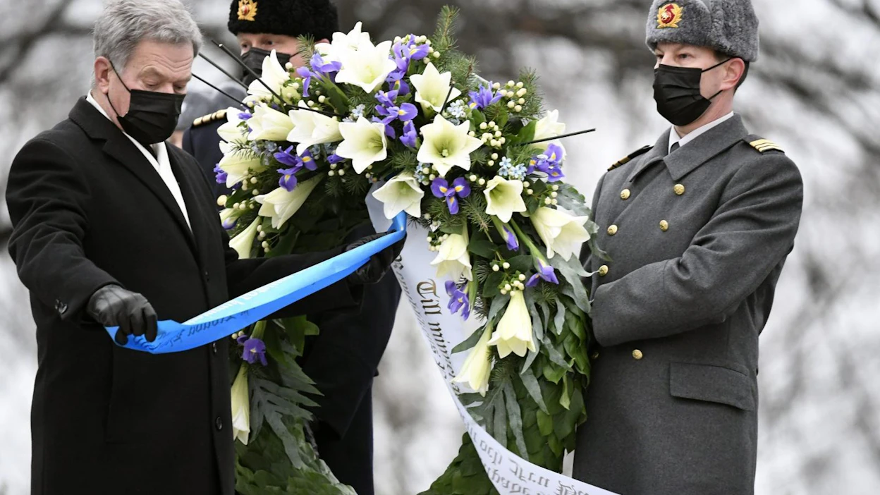 Tasavallan presidentti Sauli Niinistö laski seppeleen Hietaniemen hautausmaalla. LEHTIKUVA / HEIKKI SAUKKOMAA