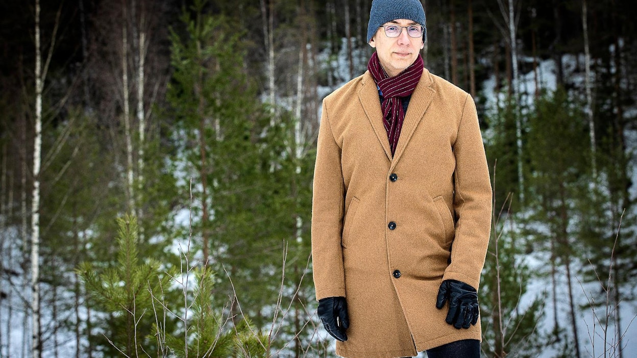 Kari Hyytiäinen tuntee Itämeren moninaiset ongelmat. Uusimpia niistä ovat mikromuovit, lääkejäämät, tulokaslajit ja vedenalaiset äänet. Myös mahdollinen öljyonnettomuus voisi tehdä laajaa tuhoa.