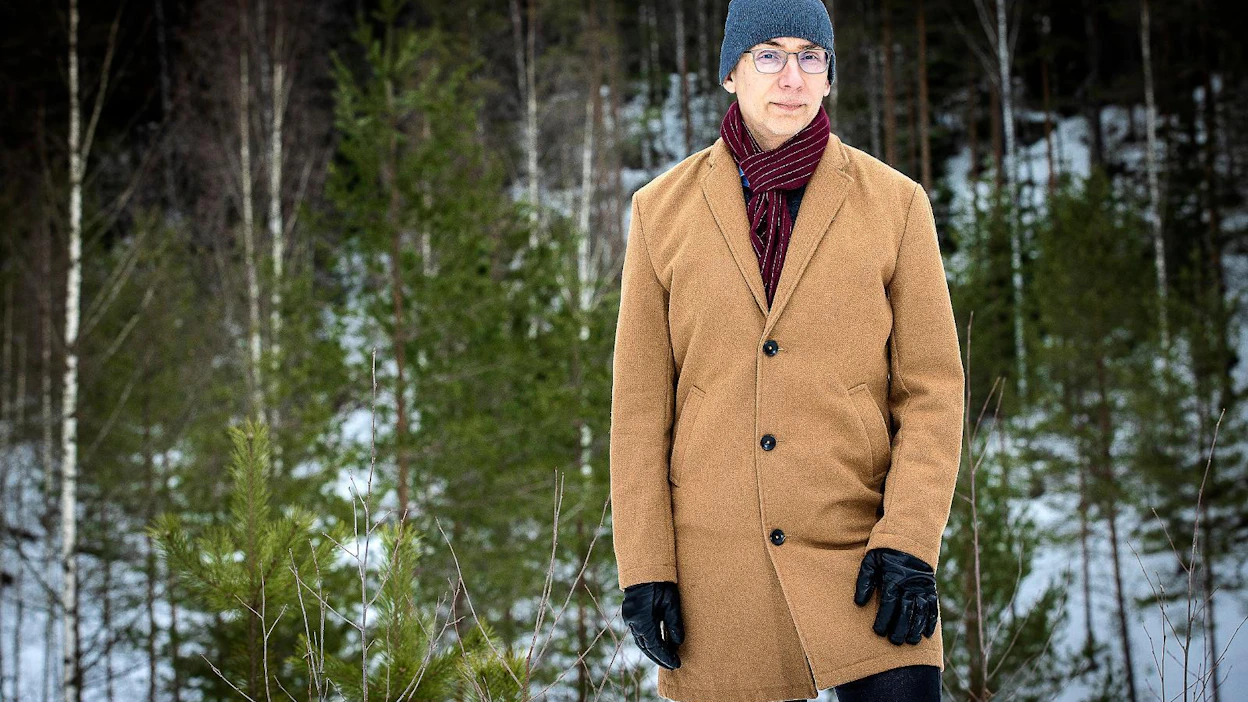 Kari Hyytiäinen tuntee Itämeren moninaiset ongelmat. Uusimpia niistä ovat mikromuovit, lääkejäämät, tulokaslajit ja vedenalaiset äänet. Myös mahdollinen öljyonnettomuus voisi tehdä laajaa tuhoa.