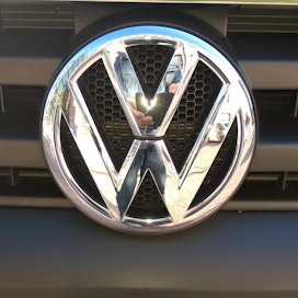 Volkswagenin huijausohjelmisto häivyttää dieselkoneen typpi- ja hiukkaspäästöjä testitilanteessa.
