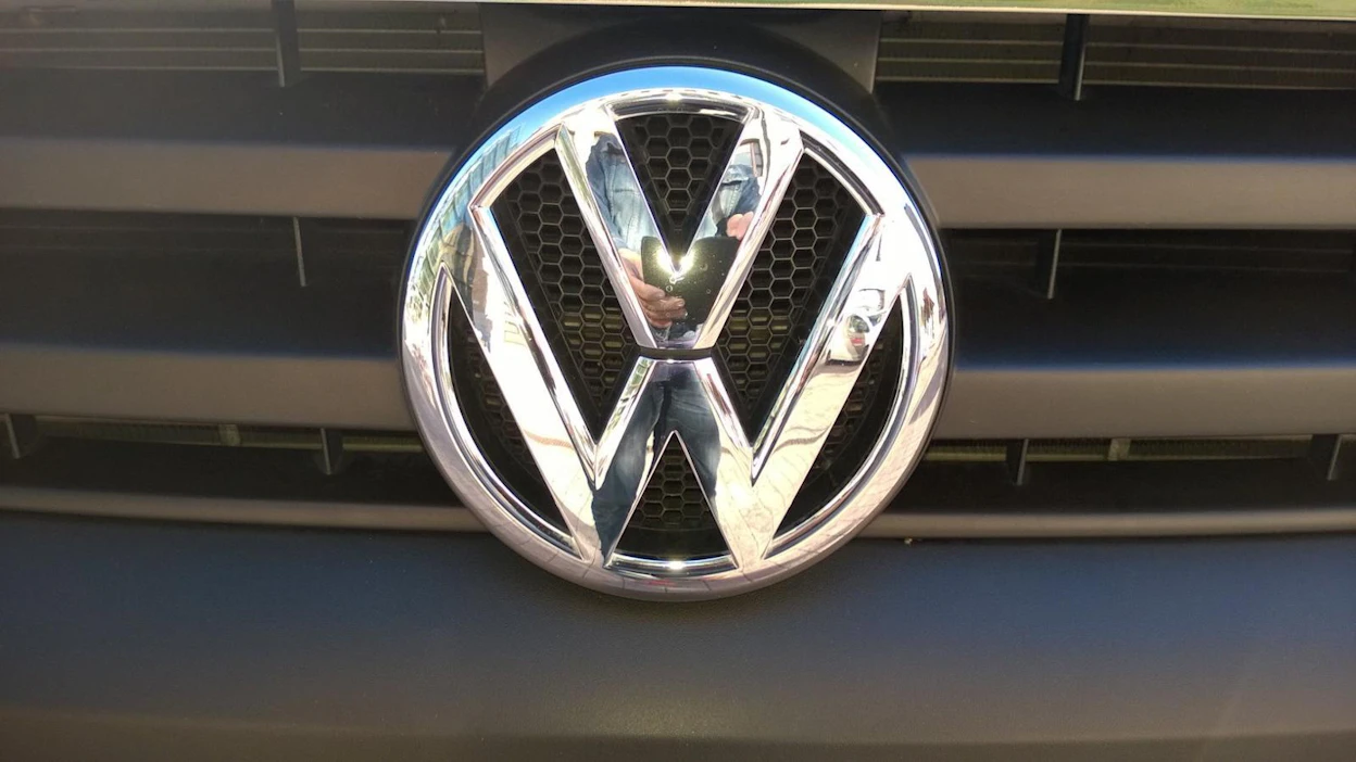 Volkswagenin huijausohjelmisto häivyttää dieselkoneen typpi- ja hiukkaspäästöjä testitilanteessa.