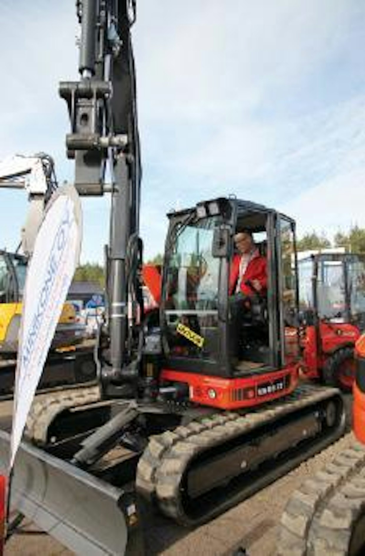 Minikone Oy:n maahantuontiin siirtynyt Eurocomach uusii mallistoaan. Nollaperäisen es85zt:n työpaino on n. 9 000 kiloa. Yanmar 4TNV98 -moottorista louhitaan tehoa 46,5 kilowattia. Valmistaja lupaa polttoaineenkulutuksesi 8,5 litraa tunnissa. Lisähydrauliikan tuotto on 100 litraa minuutissa. (AT)