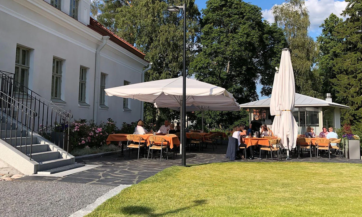 Tyrvään pappilan terassille mahtuu ruokailijoita väljästi. Ruoka tarjoillaan pöytiin.