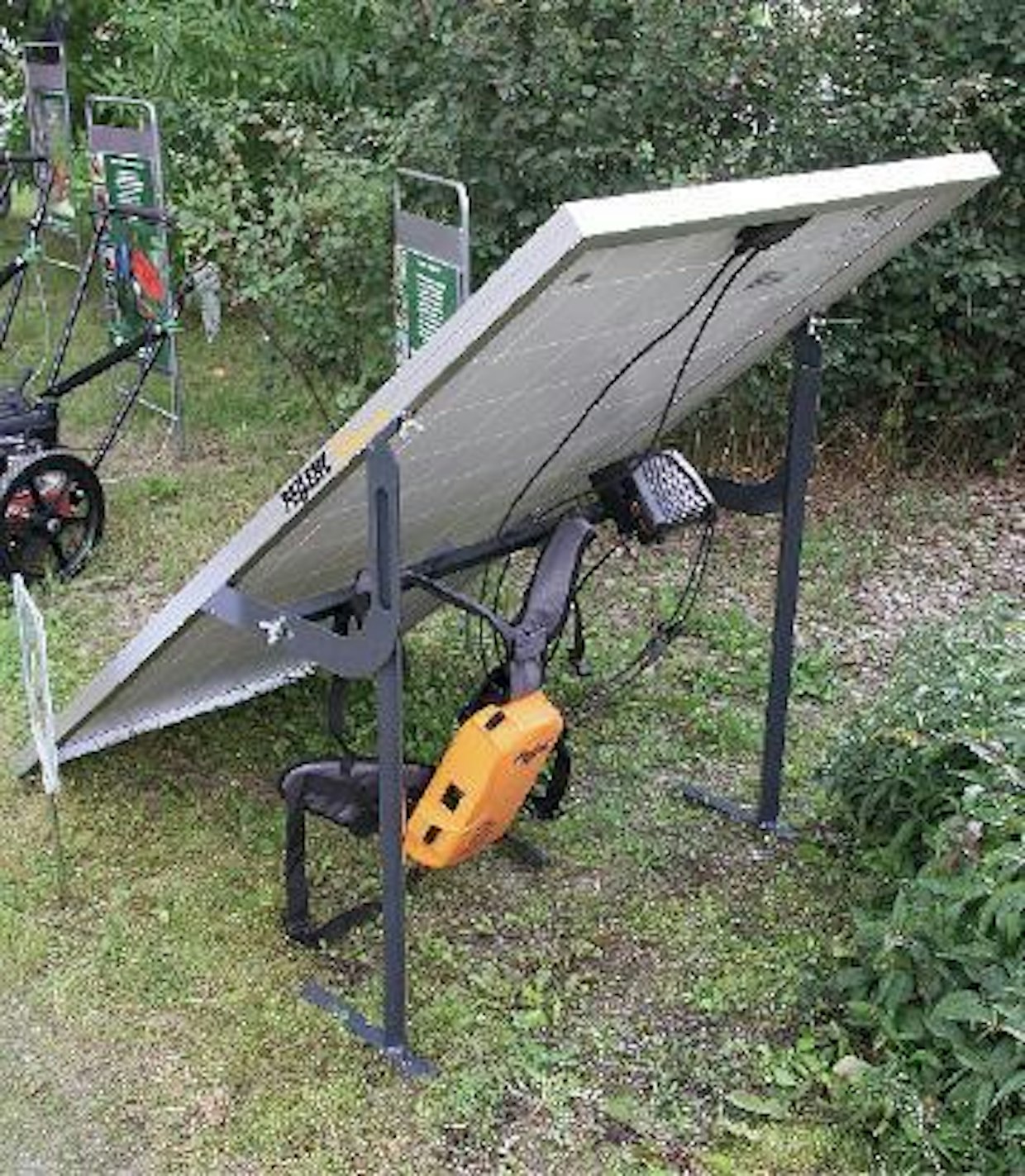 Akkukäyttöisten Pellenc-työkalujen virtalähde voidaan ladata myös aurinkopanelin avulla. Latausjännite on 50 V ja latausvirta 7,6 A. Pellenc Solarionin saa yhdellä tai kahdella invertterillä, jolloin samaan aikaan voidaan ladata kahta akkua. Maahantuojan mukaan yhden akun lataaminen täyteen aurinkoisella ilmalla vie kolmisen tuntia. Laturin veroton hinta yhdellä invertterillä on jonkin verran päälle 2 000 euroa. Hautala Service Oy. (PJ)