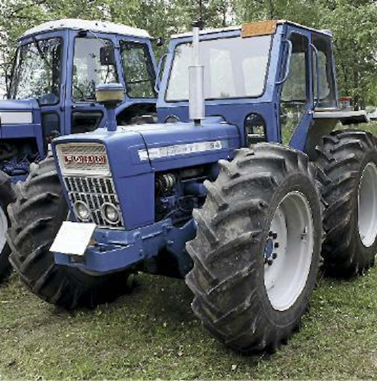 Countyn suosio maansiirto- ja metsäurakoitsijoiden keskuudessa säilyi vakaana aina 70-luvun lopulle saakka, vaikka sille oli jo halvempia ja ketterämpiä vaihtoehtoja. Kuvan Ford 5000 -pohjainen County 754 on vuoden 1974 alussa maksanut 58 725 markkaa, kun saman tehoinen ja 4-vetoinen Fiat 750DT maksoi 57 600 markkaa. Muita saman kaliiberin nelivetoja olivat MF188 (52 950 mk), Deutz 6006A (47 500 mk) ja Belarus MTZ521 (27 900 mk). Toivottavasti tätä siistiä konetta ei koskaan pilata tuunaamisella. (Oulainen)