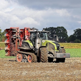 Claas Terra Trac -mallin kääntösäde on vain vajaan metrin suurempi kuin vakiokoneen. Traktorin kääntymistä voidaan peltokäytössä tehostaa automaattisesti toimivilla ohjausjarruilla, kuljettaja voi säätää niiden tehoa näytöltä olosuhteiden mukaan.
