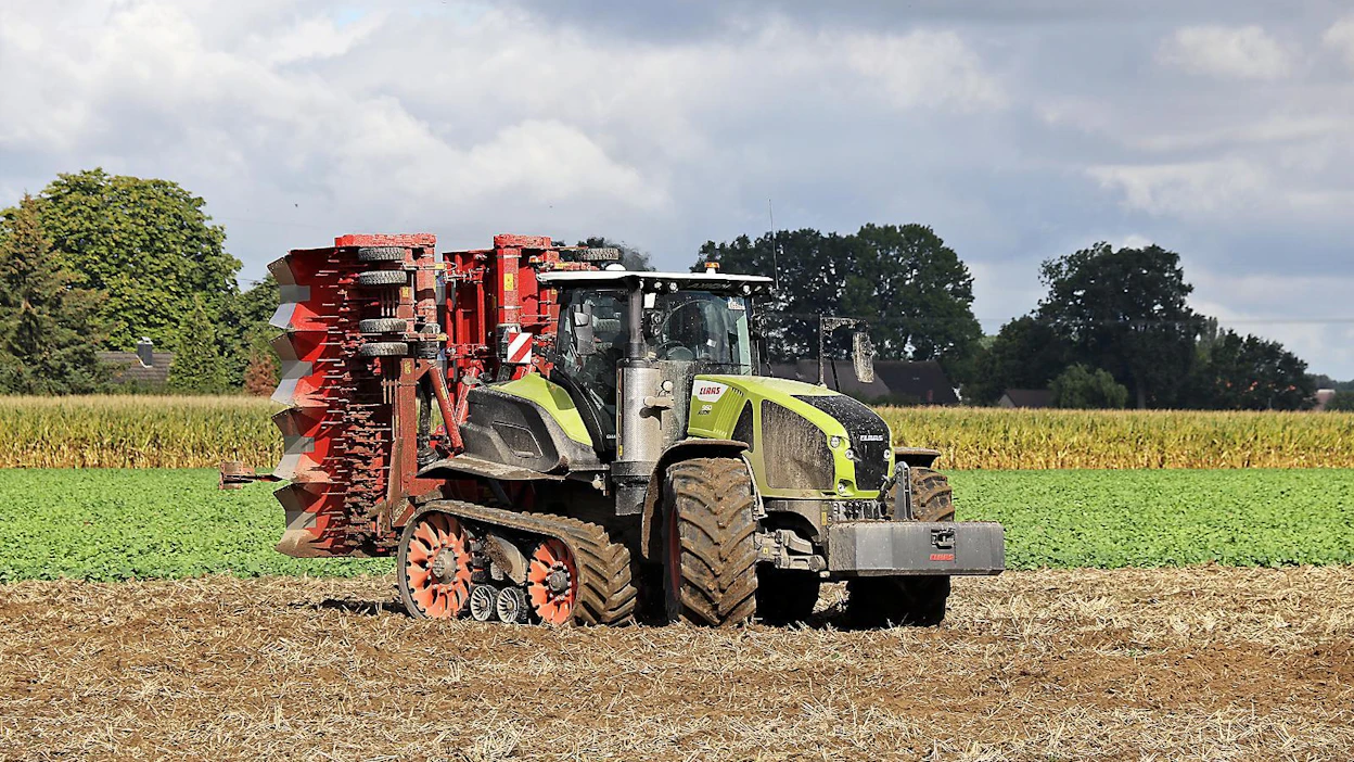 Claas Terra Trac -mallin kääntösäde on vain vajaan metrin suurempi kuin vakiokoneen. Traktorin kääntymistä voidaan peltokäytössä tehostaa automaattisesti toimivilla ohjausjarruilla, kuljettaja voi säätää niiden tehoa näytöltä olosuhteiden mukaan.