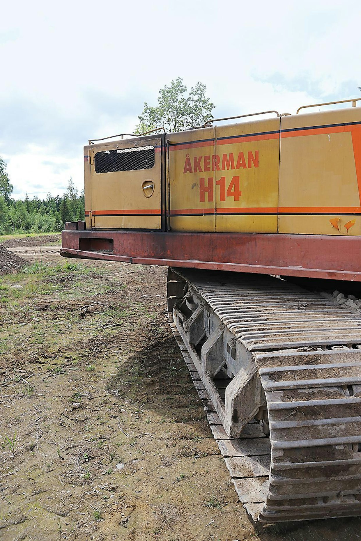 Åkerman H14:n peräylitys on melkoisen suuri. Korhosen koneeseen oli asennettu peltejä kolhuilta suojaavat sivukaiteet. Nurkkapäihin hipaisuja onkin tullut.