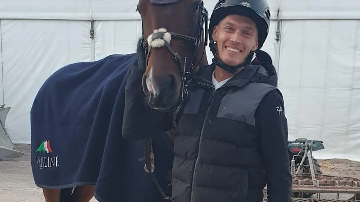 Madis Morna viime vuonna Ypäjällä Herbert-hevosen kanssa; takana juuri hypätyt GP-finaalit ja hymy herkässä.
