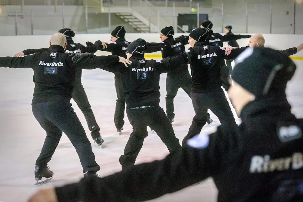 Seinäjokinen miesten muodostelmaluistelujoukkue River Bulls joutuu kilpailemaan naisten kanssa, sillä miehillä ei ole omaa sarjaa.
