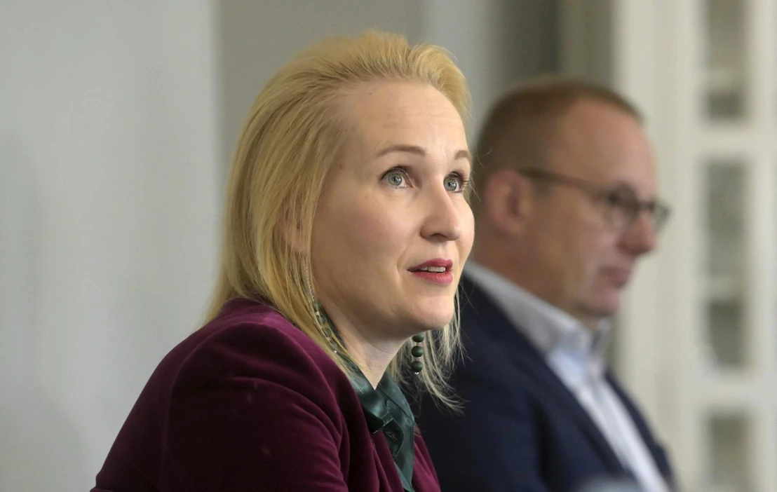 Teknologiateollisuuden varatoimitusjohtaja Minna Helle ja SAK:n puheenjohtaja Jarkko Eloranta politiikan toimittajien tentissä työmarkkinoista. LEHTIKUVA / VESA MOILANEN