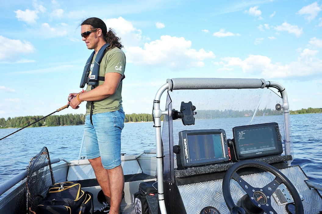 Kesäisin paras kalastusaika on monelle kalalajille illasta aamuun, vinkkaa Suomen Vapaa-ajankalastajien kalatalousasiantuntija Juha Ojaharju. "Silloin on vähemmän valoa ja kalat liikkuvat enemmän."