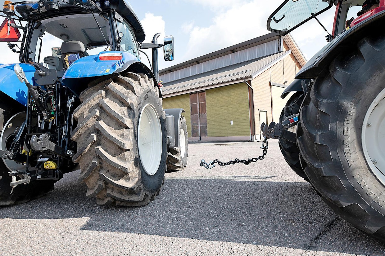 Sivujoustotestissä mitattavilla renkailla varustettua traktoria vedettiin sivuttain ketjulla. Ketjussa oleva 5 mm murtopultti katkeaa joka kerralla samalla vetovoimalla ja synnyttää sivuttaiskiihtyvyyden, joka renkaiden tulee vaimentaa.