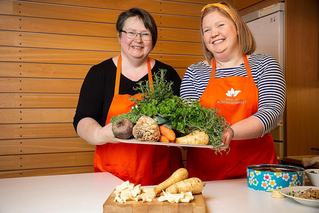 Mari Mäenpää (vas.) ja Janita Kylänpää puhuvat kotimaisen ruuan puolesta ja kannustavat juuresten käyttöön.