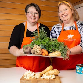 Mari Mäenpää (vas.) ja Janita Kylänpää puhuvat kotimaisen ruuan puolesta ja kannustavat juuresten käyttöön.