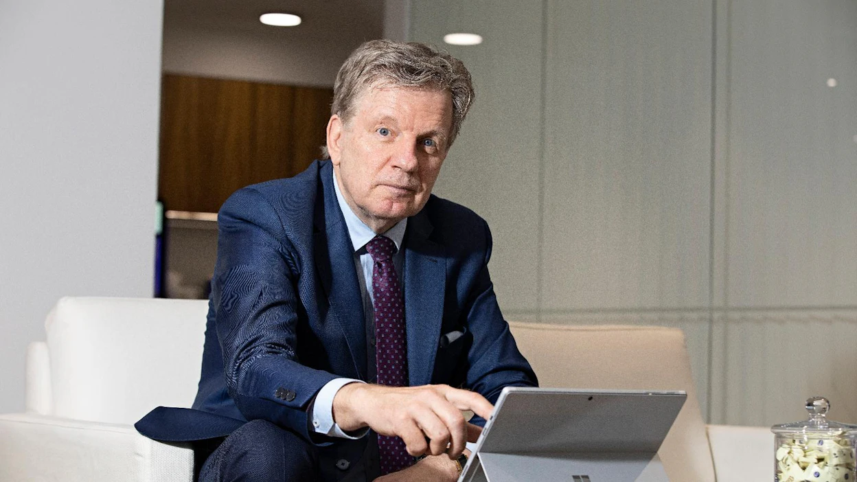"Järkevyydestä en osaa sanoa, mutta ainahan hallituksessa jonkun pitää olla, eikä vaalitulos jättänyt paljon vaihtoehtoja", Esko Aho sanoo keskustan hallitusvastuusta. "Mutta puoluehan on haastavan tilanteen edessä. Puolueiden pitää luoda nahkansa säännöllisin väliajoin, muuten niillä ei ole menestymisen mahdollisuuksia. On jännä juttu, kuinka paljon meillä on uskoa siihen, että se miten on ennenkin tehty, riittää."