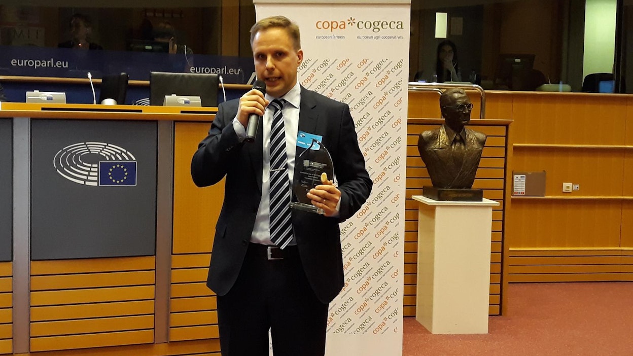 Metsä Groupin Juha Jumppanen nouti palkinnon Brysselissä keskiviikkona.