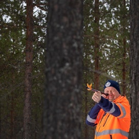 Pohjois-Karjalan metsänhoitoyhdistyksen johtaja Harri Välimäki määritti viime viikolla Joensuussa metsän arvoa. Metsätilojen hinnat ovat hänen mukaansa nyt nousukäyrällä.