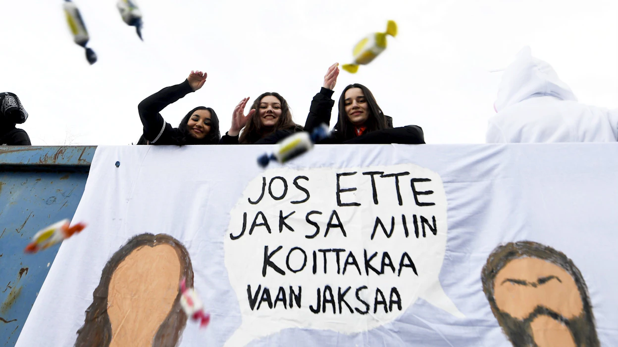Penkkaripäivän perinteisiin kuuluvat rekka-ajelut, joiden aikana abit heittelevät karkkia yleisölle.