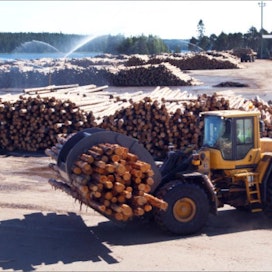 Kuhmo Oy:n sahan tukkikentällä puuta liikkui alkuvuonna ennätysmäärä. Koko Suomessa sahatavaraa syntyi tammi–kesäkuussa neljä prosenttia enemmän kuin vuosi sitten. Jaana Kankaanpää