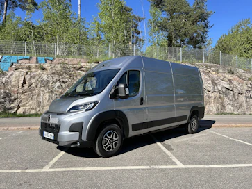 Stellantiksen suurimman kokoluokan sähköpakettiautot ovat nyt kokonaan omaa tuotantoa ja niitä valmistetaan sekä 3 500 että 4 250 kg kokonaispainolla. Tarjolla on kolme korikokoa sekä alustamallit. Vähintään 370 km toimintamatka tekee tuotteen kiinnostavaksi myös kuljetus/logistiikkayritysten parissa. Kuvassa Citroen Jumper.