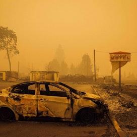 Koko Yhdysvaltojen länsirannikkoa piinaavat erittäin tuhoisat palot. Kuvassa palanut auto Oregonin osavaltiossa torstaina. LEHTIKUVA/AFP