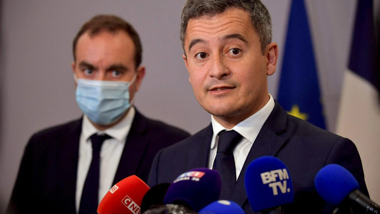Ranskan sisäministeri Gerald Darmanin (kuvassa etualalla) kertoo peruneensa tapaamisen protestina pääministeri Boris Johnsonin siirtolaisasiaa käsitelleen kirjeen takia. LEHTIKUVA/AFP