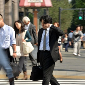 Työtaakka tappaa useita ihmisiä vuosittain Japanissa. Nyt maan hallitus tähtää ensimmäistä ylitöiden rajaamiseen.