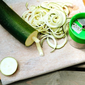 Vihannesleikkurilla pystyy tekemään kesäkurpitsasta nauhaa, jota voi käyttää spagetin tapaan.
