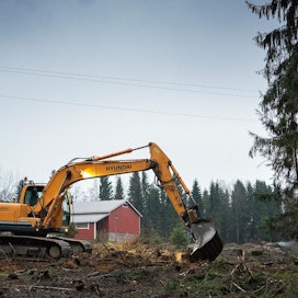 Metsää raivataan Suomessa rakentamisen tieltä noin 10 000 hehtaaria vuodessa. Ympäristöministeriö selvittää, voisiko metsäkatoa hillitä metsänhävitysmaksulla.