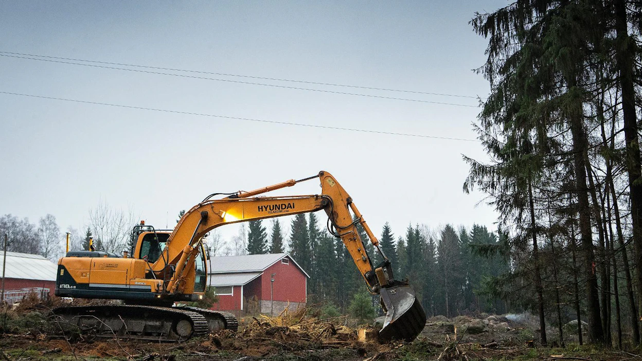 Metsää raivataan Suomessa rakentamisen tieltä noin 10 000 hehtaaria vuodessa. Ympäristöministeriö selvittää, voisiko metsäkatoa hillitä metsänhävitysmaksulla.