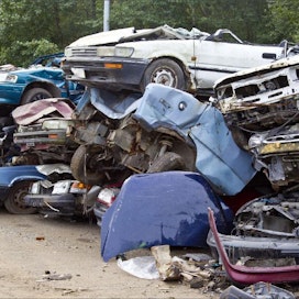 Suomessa pitäisi romuttaa noin 100 000 autoa vuodessa. Kuvan romuautot odottavat lopullista kierrätyskäsittelyä Kuusakosken Vantaan laitoksella. Markku Vuorikari