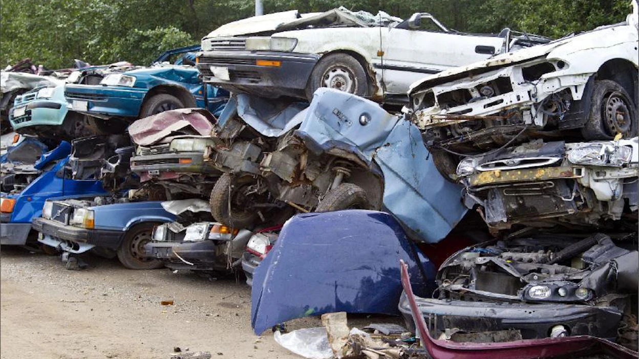 Suomessa pitäisi romuttaa noin 100 000 autoa vuodessa. Kuvan romuautot odottavat lopullista kierrätyskäsittelyä Kuusakosken Vantaan laitoksella. Markku Vuorikari