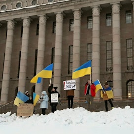 Eduskuntaan valitut puolueet keskustelevat ulko- ja turvallisuuspoliittisesta tilanteesta. Eduskuntatalon edustalla oli Ukrainaa tukeva mielenilmaus 22. helmikuuta.
