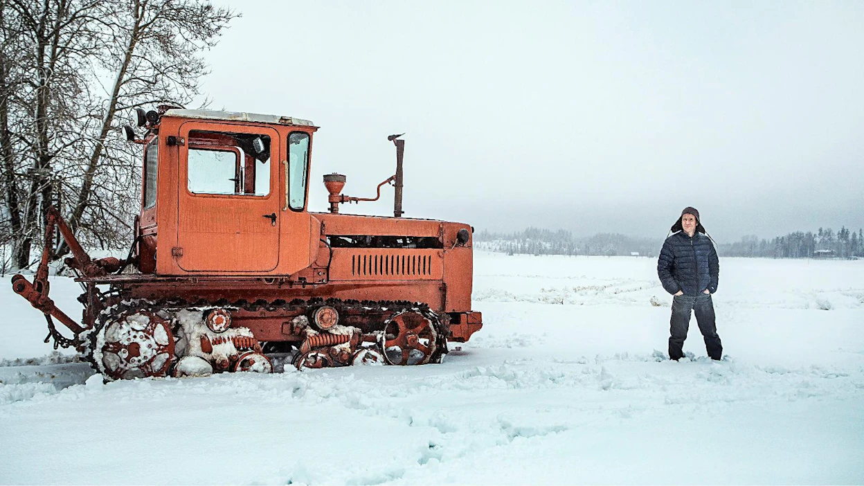 Stalinin ajan kalevalamittaista runoutta tutkiva Joonas Ahola kuvattiin vuoden 1985 DT-75 -mallin telaraktorin kanssa, eli se on vielä Neuvostoliitossa valmistettu. Traktori järjestyi kuvauksiin Belarus -gruppa Finljandija ry:n puheenjohtaja Kyösti Moilasen kautta.