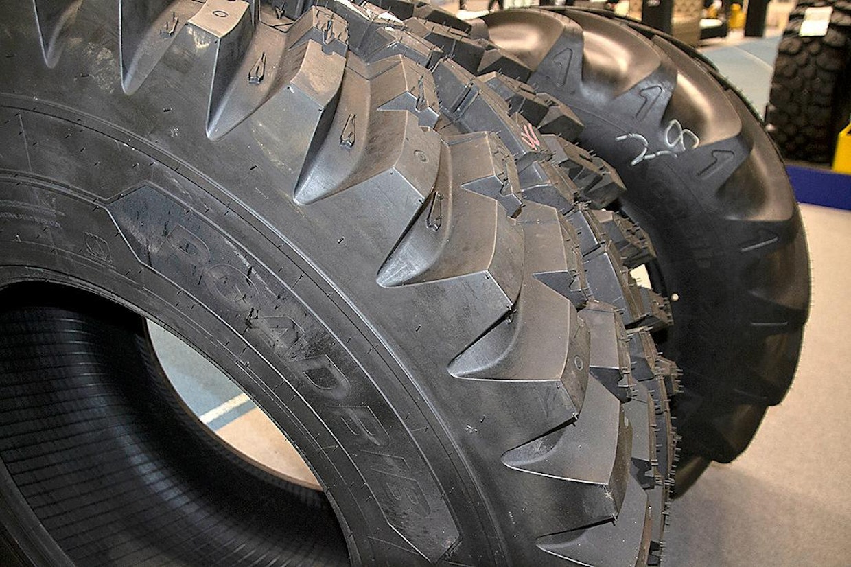 Michelin valmistaa kaikki traktorirenkaansa Euroopassa ja melkein kaikki Ranskassa. RoadBib on kolme vuotta sitten lanseerattu rengastyyppi, josta on nyt tarjolla paljon uusia kokoja. Rengas sopii raskaaseen ympärivuotiseen käyttöön ja parhaimmillaan se on asfaltilla ja kiinteistötöissä. Ripa on katkaistu ja kolottu rivan sisältä, jolloin saadaan lisää pitoa sivusuunnassa ja keskusta on yhtenäinen, mikä tuo vakautta. Nopeusluokkia on tarjolla 70 km/h saakka.