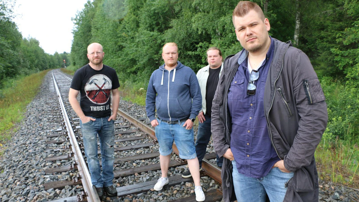 Oliver on kerännyt tarttuvalla poprockillaan faneja ja radiosoittoa, mutta haaveita on vielä toteutumatta. ”Oleellista on, että osaa nauttia tästä hetkestä. Kaikki hyvä ei saa olla odottamassa jossain kaukana”, laulaja-kitaristi Jari Väyliö (oik.) sanoo. Bändiin kuuluvat lisäksi Jokke Korhonen (vas.), Lassi Hietala ja Tero Kaihola.