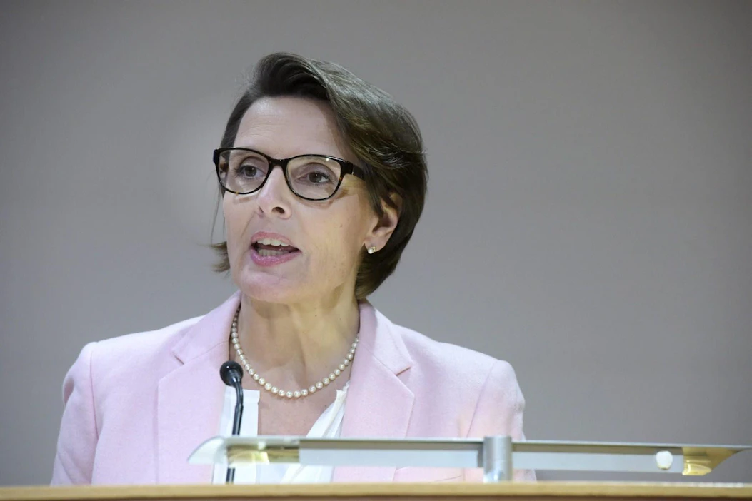 Ministeri Bernerin (kesk.) mukaan vähäpäästöisimmät autot maksaisivat ajamisesta vähiten.