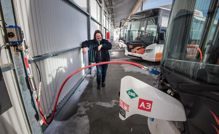 Biokaasubussit otettiin käyttöön maanantaina Vaasassa. Liikennepäällikkö Mika Joki tankkasi maanantaina kaasua uuteen bussiin.