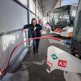 Biokaasubussit otettiin käyttöön maanantaina Vaasassa. Liikennepäällikkö Mika Joki tankkasi maanantaina kaasua uuteen bussiin.
