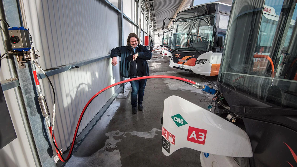 Biokaasubussit otettiin käyttöön maanantaina Vaasassa. Liikennepäällikkö Mika Joki tankkasi maanantaina kaasua uuteen bussiin.