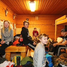 Jasmin Kairus, Onni Mattila, Kalle Raikaa (takana), Topias Hasala (etualalla) ja Otso Qvick eivät Metso-leirin aikana ehtineet juurikaan nukkumaan. Leirillä käytiin kolmesti kyttäys- ja kahdesti ajojahdissa.