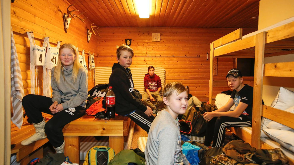 Jasmin Kairus, Onni Mattila, Kalle Raikaa (takana), Topias Hasala (etualalla) ja Otso Qvick eivät Metso-leirin aikana ehtineet juurikaan nukkumaan. Leirillä käytiin kolmesti kyttäys- ja kahdesti ajojahdissa.