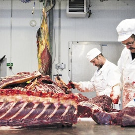 Liha REM Oy:n teurastamolla Kausalassa paloitellaan hevosenlihaa. Leikkaamassa Pekka Raanoja (vas), Seppo Ahola ja Jyrki Ristkari. Kari Salonen