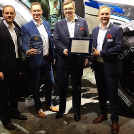 (vas.) Brandon Montgomery, Mikko Lehikoinen, Jari Rautjärvi ja Ville Mansikkamäki Valtra T254 -traktorin edessä, joka voitti Tractor of the Year -kilpailun pääsarjan sekä parhaan muotoilun palkinnon.