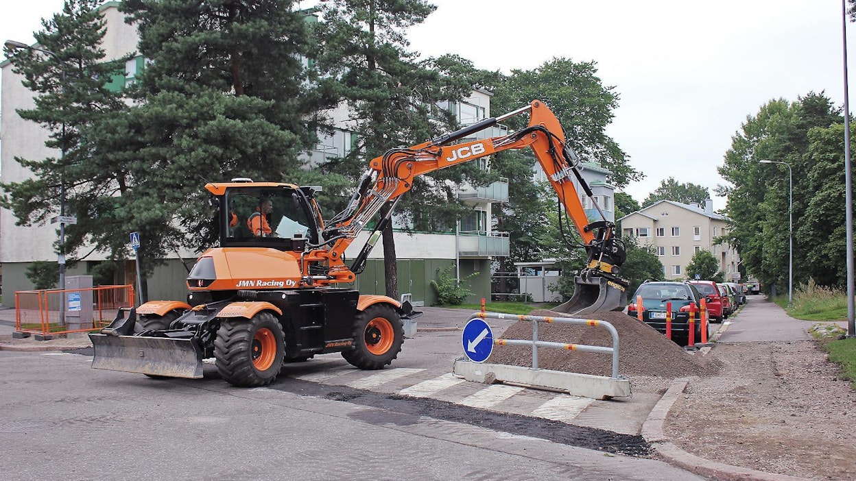 Lohjalaisella JMN Racing Oy:llä on ollut JCB Hydradig käytössä vuoden 2017 alusta asti.